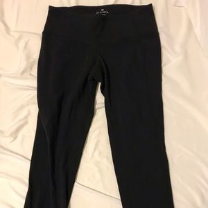 Athleta black cropped leggings